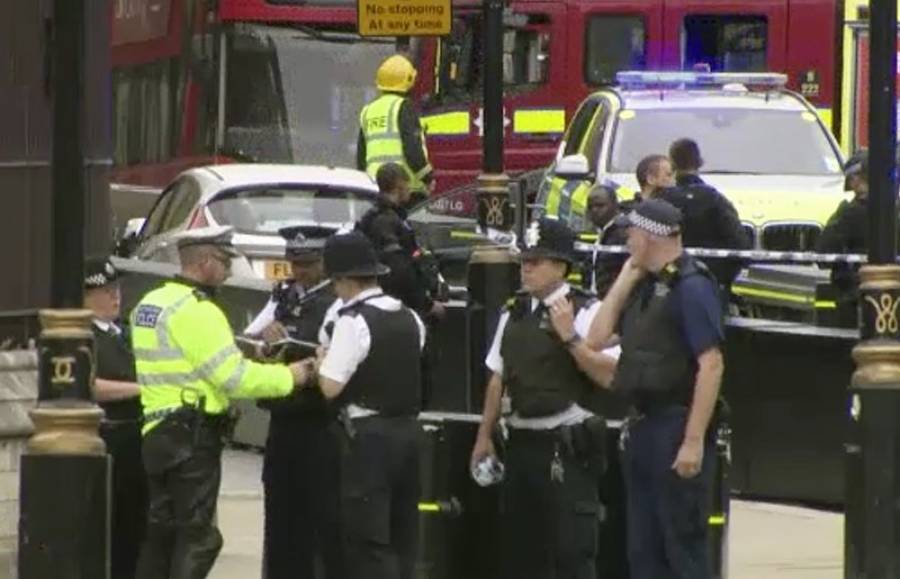 Αυτοκίνητο έπεσε στα οδοφράγματα του βρετανικού Κοινοβουλίου-Η στιγμή της πρόσκρουσης