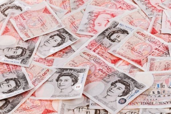 «Καταποντισμός» για τη στερλίνα- Σε χαμηλό τριακονταετίας το βρετανικό νόμισμα