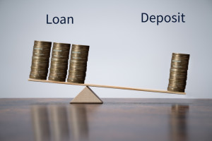Επιτόκια: Άνοιξε η «ψαλίδα» καταθέσεων-δανείων στις ελληνικές τράπεζες
