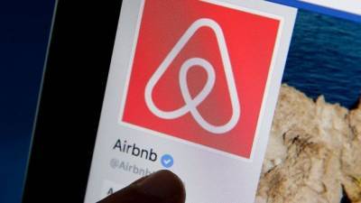 Airbnb: Αυστηροποιούνται οι έλεγχοι σε καταλύματα και οικοδεσπότες