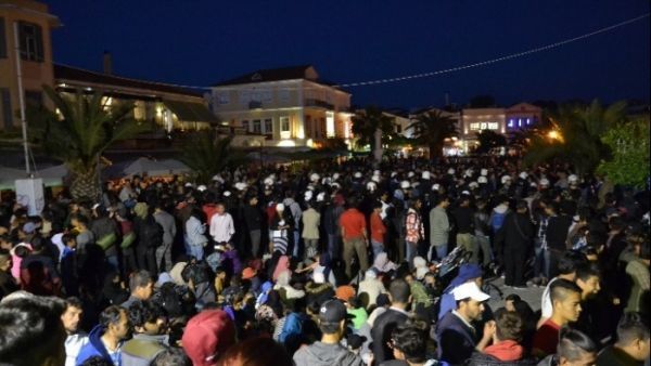 Μυτιλήνη: Συνέλαβαν 120 μετανάστες που είχαν καταλάβει την πλατεία Σαπφούς