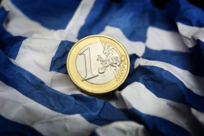 Aπότομη επιβράδυνση αντί ύφεσης για την ελληνική οικονομία το 2023