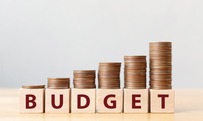 Προσχέδιο προϋπολογισμού: Στήριξη των νοικοκυριών με μόνιμες αυξήσεις εισοδημάτων