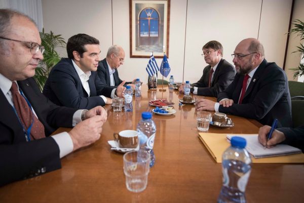 Συνάντηση Τσίπρα-Σουλτς στις Βρυξέλλες: Τι είπαν για το χρέος