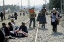 Συνεχίζεται η διαμαρτυρία στην Ειδομένη- Με χειροπέδες μεταφέρονται παράτυποι μετανάστες
