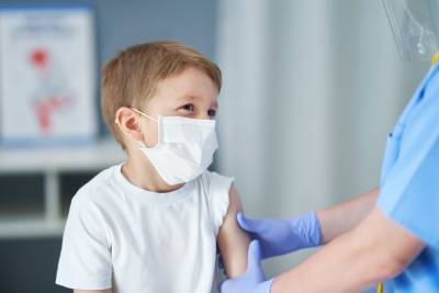 Κορονοϊός: Πώς γίνεται δωρεάν εμβολιασμός παιδιών σε ιατρείο και σπίτι