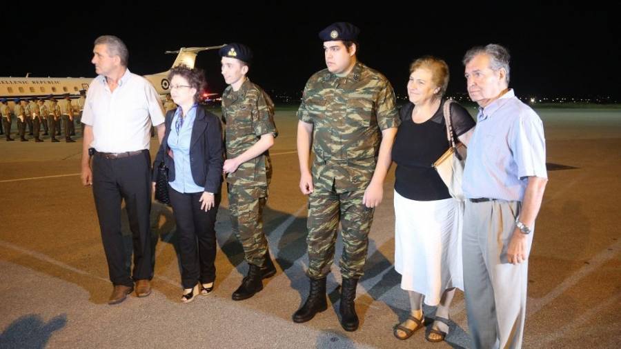 Συγκίνηση στην επιστροφή των δύο Ελλήνων στρατιωτικών από την Τουρκία