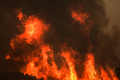 Μεγάλη πυρκαγιά στην Ιεράπετρα- Εκκενώνονται οικισμοί