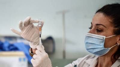 Εμβόλια: Οι επιστήμονες του ΕΚΠΑ απαντούν στις θεωρίες συνωμοσίας