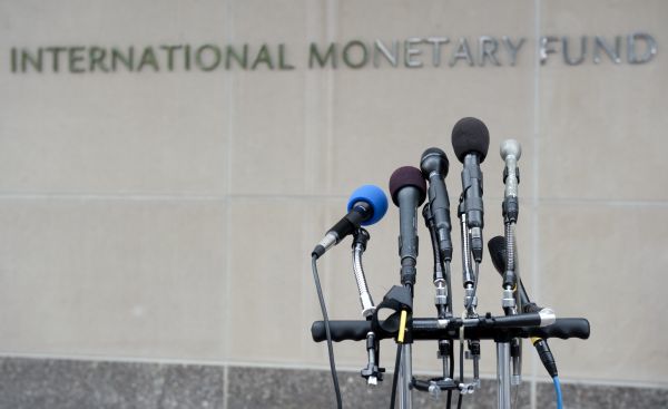 ΔΝΤ: «Μένουμε Ελλάδα», με λύση στο χρέος ή χωρίς