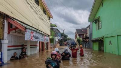 Ινδονησία: «Σαρωτικές» πλημμύρες άφησαν πίσω τους θύματα και άστεγους
