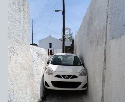 Σαντορίνη: Αυτοκίνητο σφήνωσε σε στενάκι στη Μεσαριά