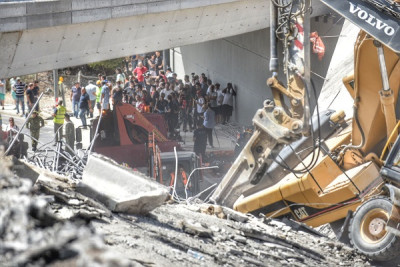 Τραγωδία στην Πάτρα: Συνεχίζονται οι έρευνες στα συντρίμμια της γέφυρας