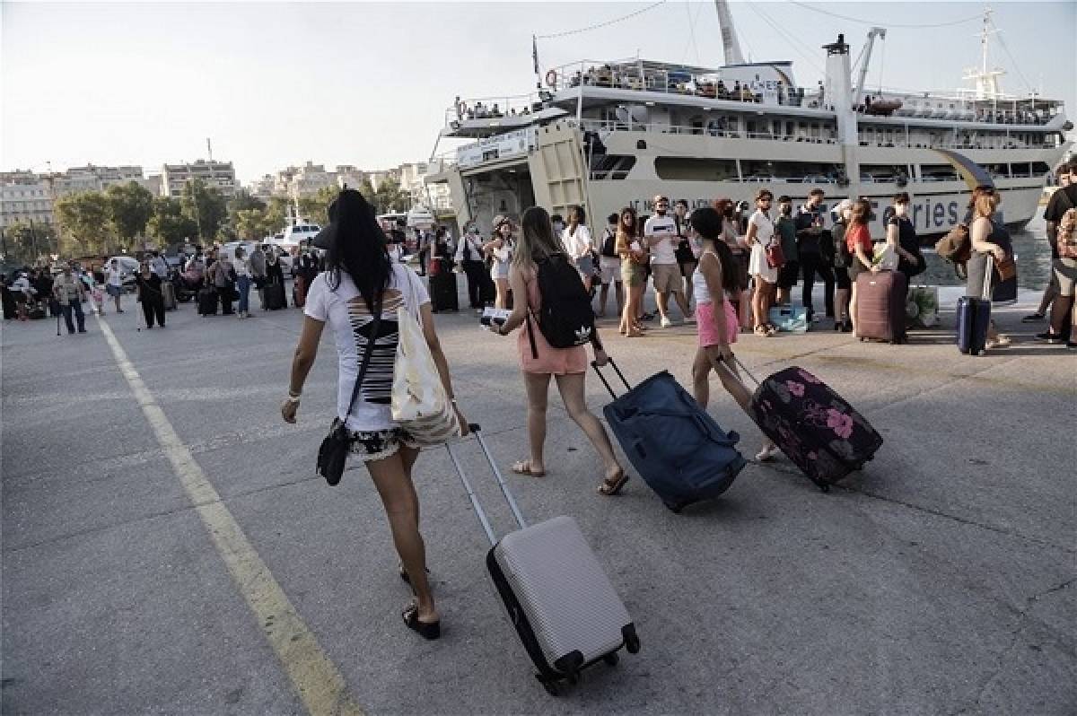 Αυξημένη κίνηση στα λιμάνια-Έλεγχοι επιβατών και δικαιολογητικά