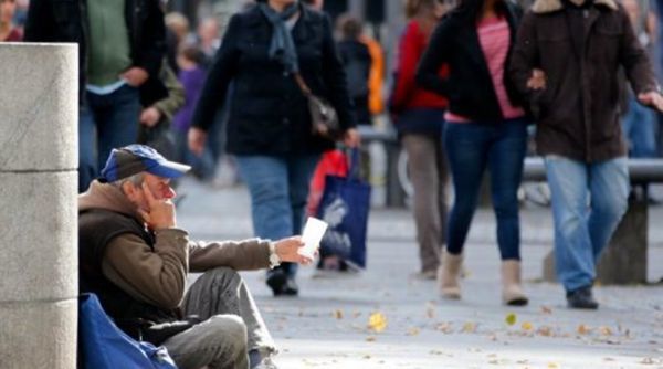 Spiegel: Με την απειλή της φτώχειας ζει το 35,6% των Ελλήνων