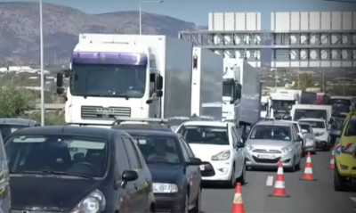 Ταλαιπωρία στην Αθηνών-Κορίνθου: «Αυτοσχέδια η εκκένωση», λέει εγκλωβισμένος οδηγός