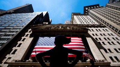 «Στο κόκκινο» η Wall Street υπό τον φόβο της ύφεσης