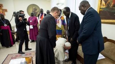 Ο Πάπας Φραγκίσκος στα γόνατα για τον πόλεμο στο Ν.Σουδάν