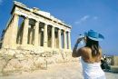 Guardian: Ο τουρισμός αποτελεί «σωσίβιο» για την Ελλάδα