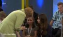 ΣΟΚ στη Γερμανία: Η Μέρκελ έκανε κοριτσάκι να κλάψει (video)