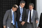 Μέτρα σοκ με απολύσεις σε ιδιωτικό και δημόσιο τομέα ζητεί η τρόικα