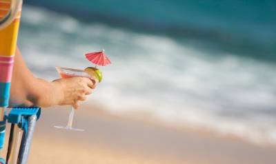 Παπαθανάσης για αλκοόλ στην παραλία: Θα εξεταστεί εκ νέου