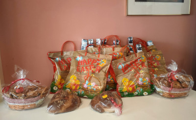 Δ.Αθηναίων: Εορταστικά τρόφιμα σε ευάλωτες οικογένειες και δώρα στα παιδιά
