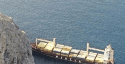 Αποκολλήθηκε το containership που είχε προσαράξει σε βράχια στην Τήλο