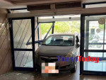Θεσσαλονίκη: ΙΧ έπεσε στην τζαμαρία εισόδου του Ιπποκράτειου νοσοκομείου