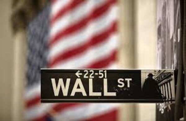 Ελαφρές απώλειες στη Wall Street με το «βλέμμα» στα μάκρο