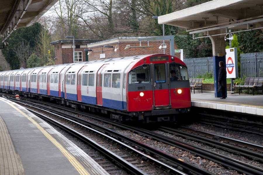 Τρένο χτύπησε και σκότωσε τρία άτομα στο Λονδίνο