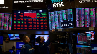 Wall Street: Σε πτωτική τροχιά υπό την πίεση των ομολόγων