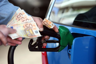 Καύσιμα: Πασχαλινή έξοδος με αμόλυβδη στα 2 ευρώ και πάνω