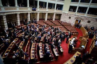 Αυλαία για τη Βουλή: Υπερψηφίστηκε η κατάργηση μείωσης του αφορολόγητου