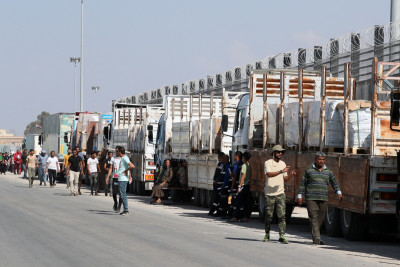 Ακόμη 13 φορτηγά με ανθρωπιστική βοήθεια φτάνουν στη Γάζα