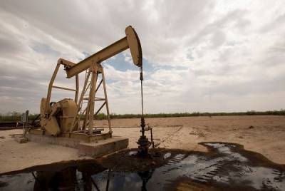 Σε τροχιά απωλειών το πετρέλαιο - Ανακάμπτει ο χρυσός