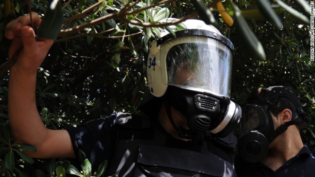130531105351-istanbul-protests-riot-police-story-top