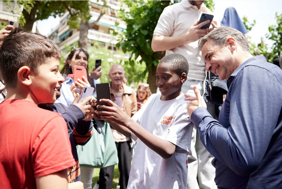 mitsotakis selfie