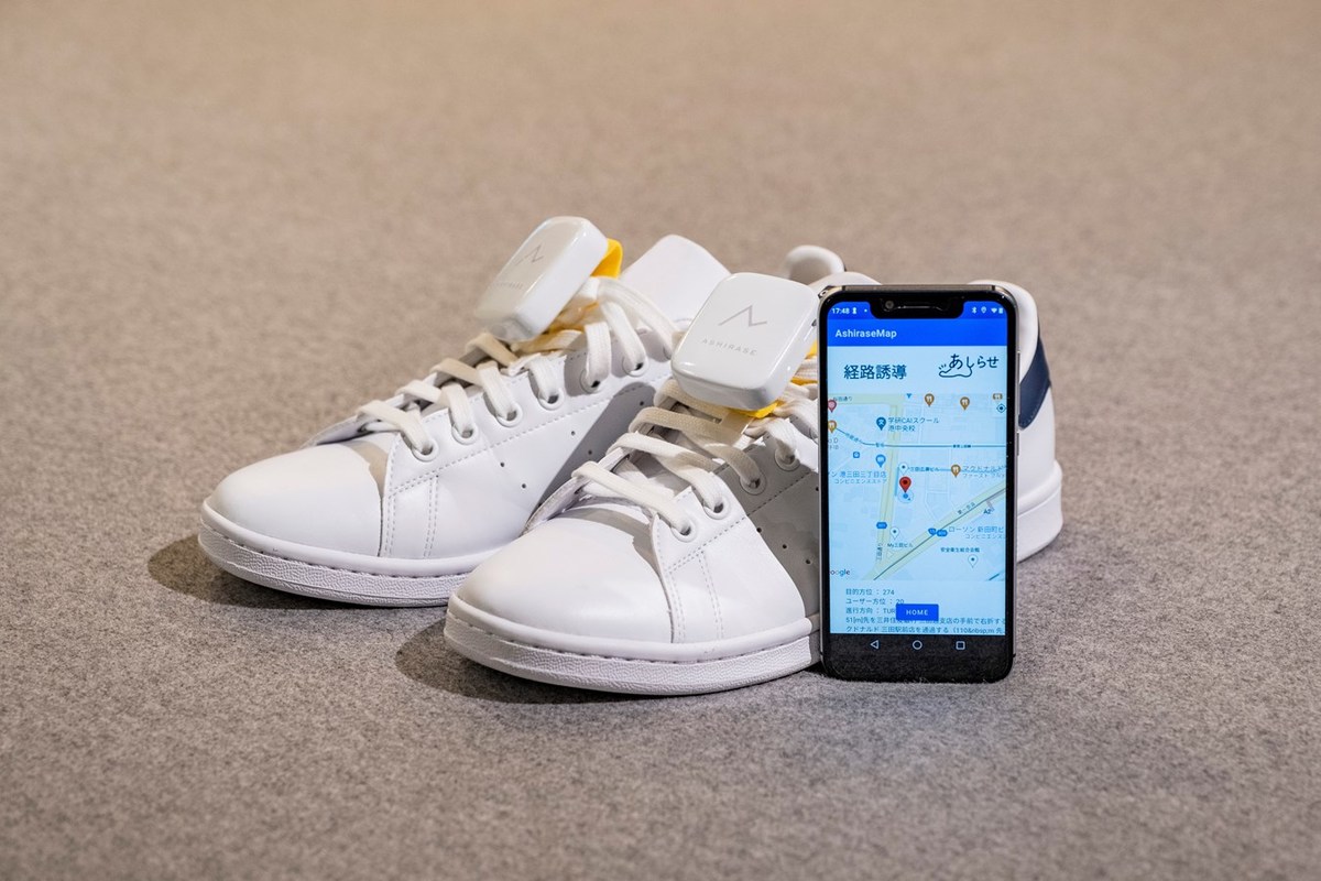333261_Ashirase_vibration_device_attached_to_shoes_and_Ashirase_smartphone_app.jpg