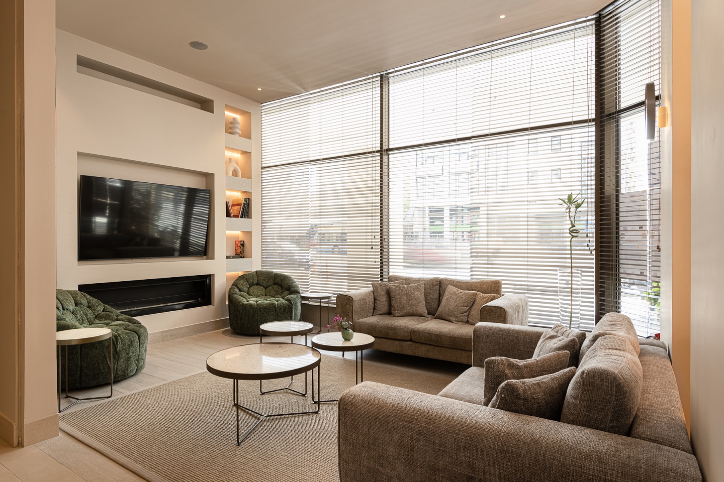 Holiday Inn Lobby Media Lounge 1