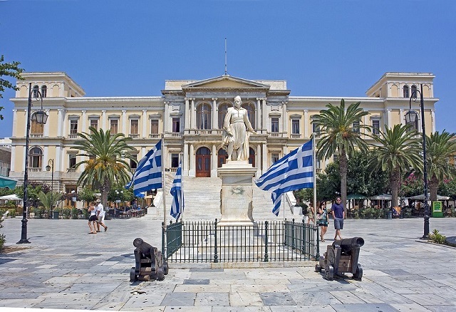 1024px Syros emoupolis rathaus 240707