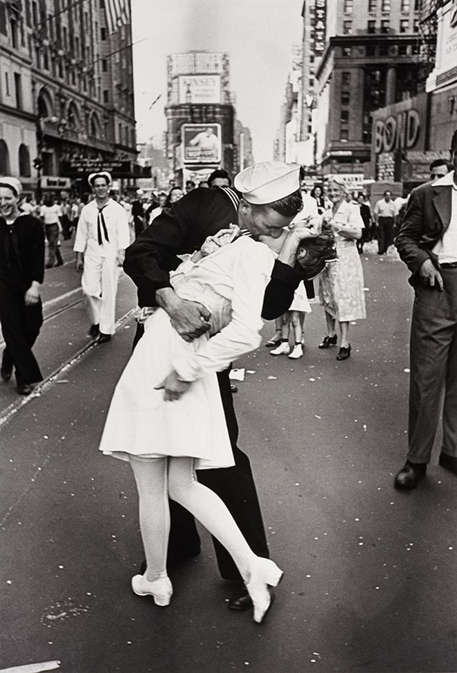 AlfredEisenstaedt KissinTimes Square 1945 1