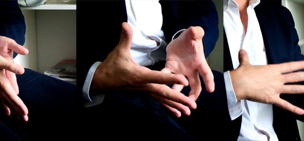 body language hands 1940x900 29605