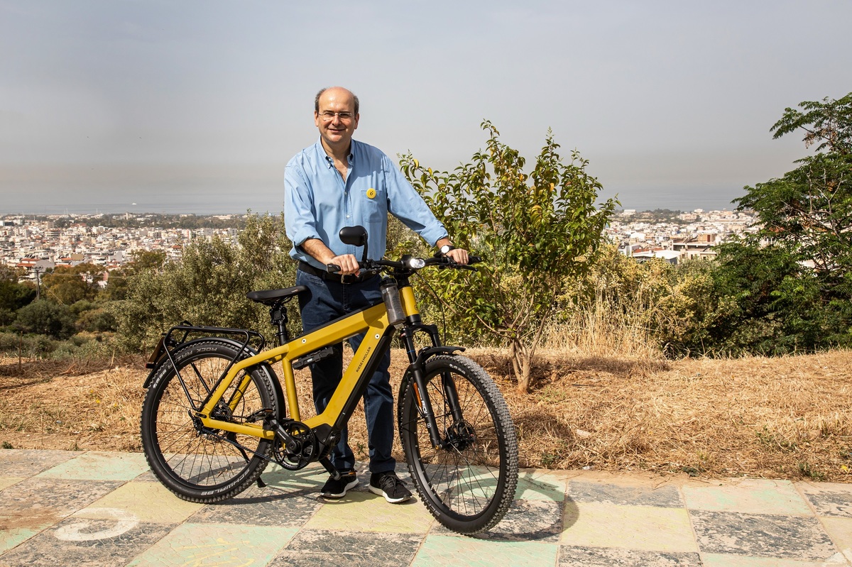 ΥΠΟΥΡΓΟΣ ΚΩΣΤΗΣ ΧΑΤΖΗΔΑΚΗΣ E BIKE 1