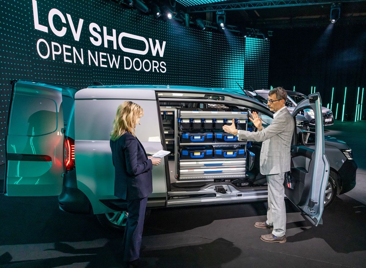 12 2021 RENAULT LCV SHOW OPENS NEW DOORS low