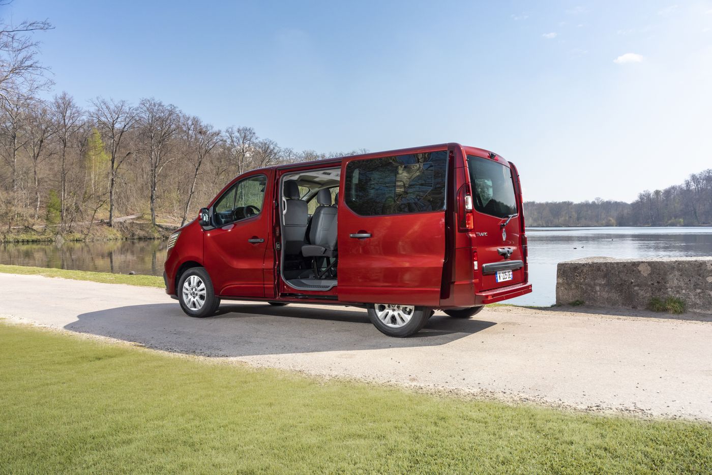 2021 New Renault Trafic Combi Tests drive 2