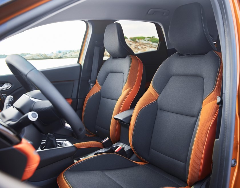 21233553 2019 New Renault CAPTUR tests drive in Greece