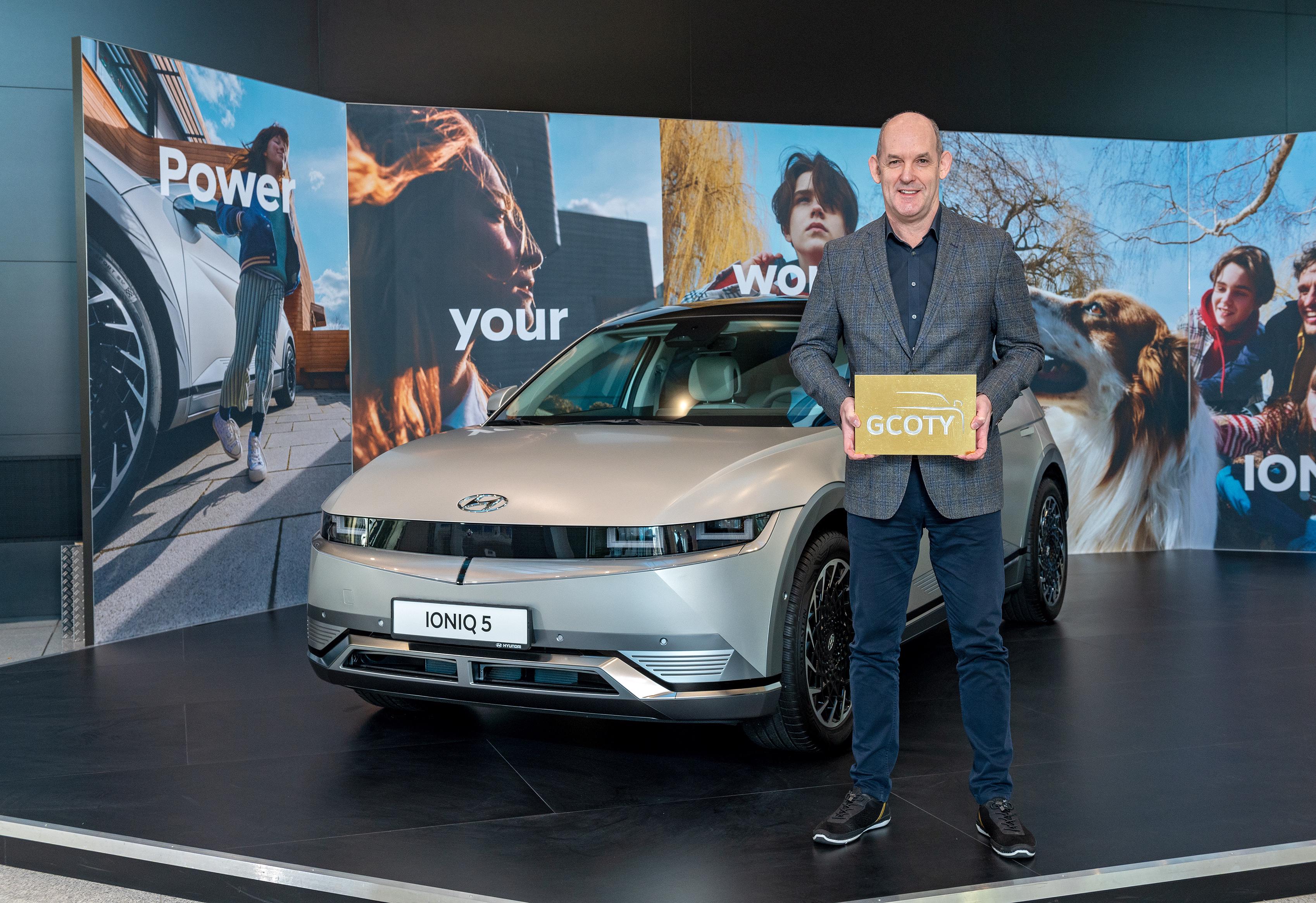 Hyundai IONIQ 5 GCOTY award handover 02 L