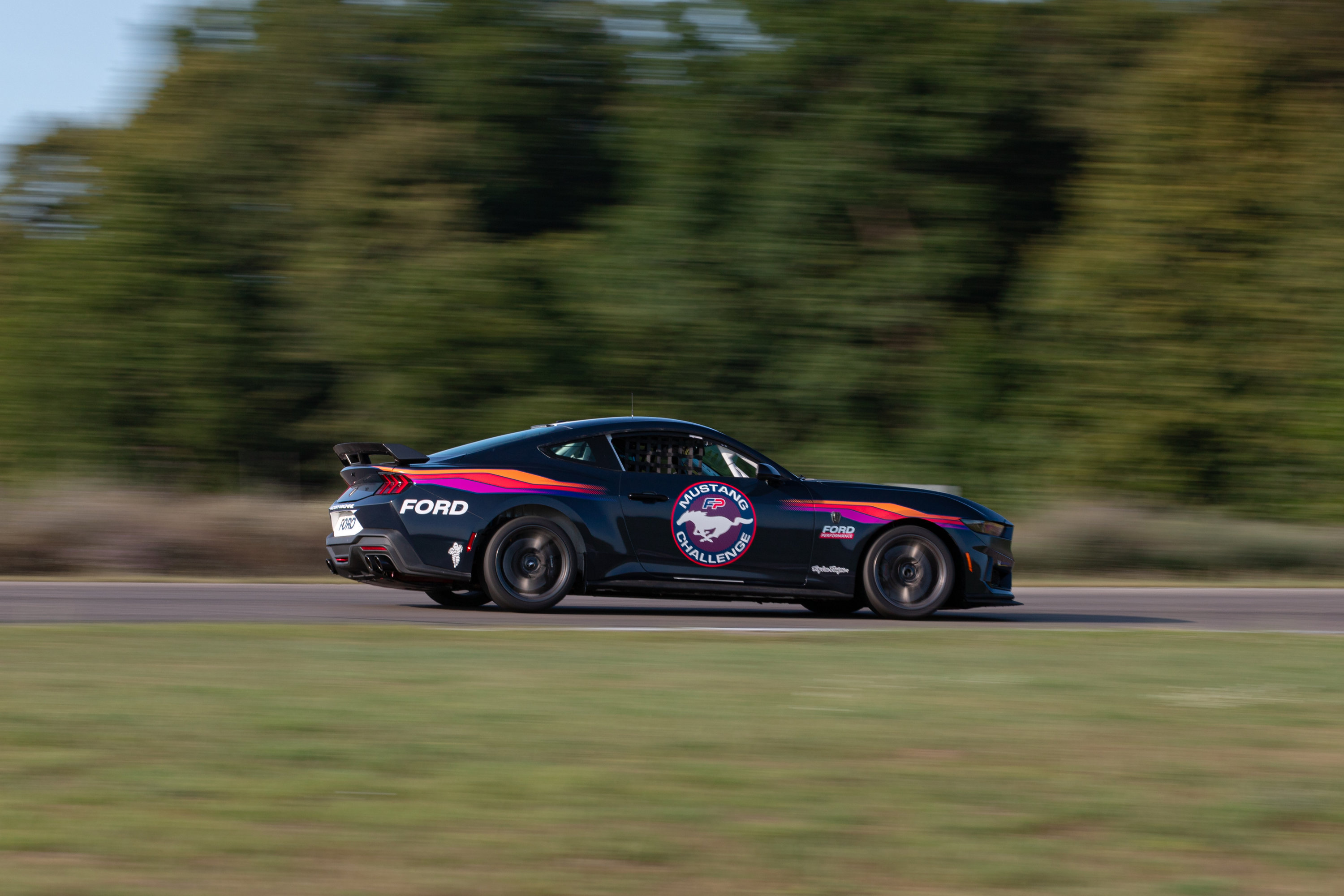 Mustang Dark Horse R 06