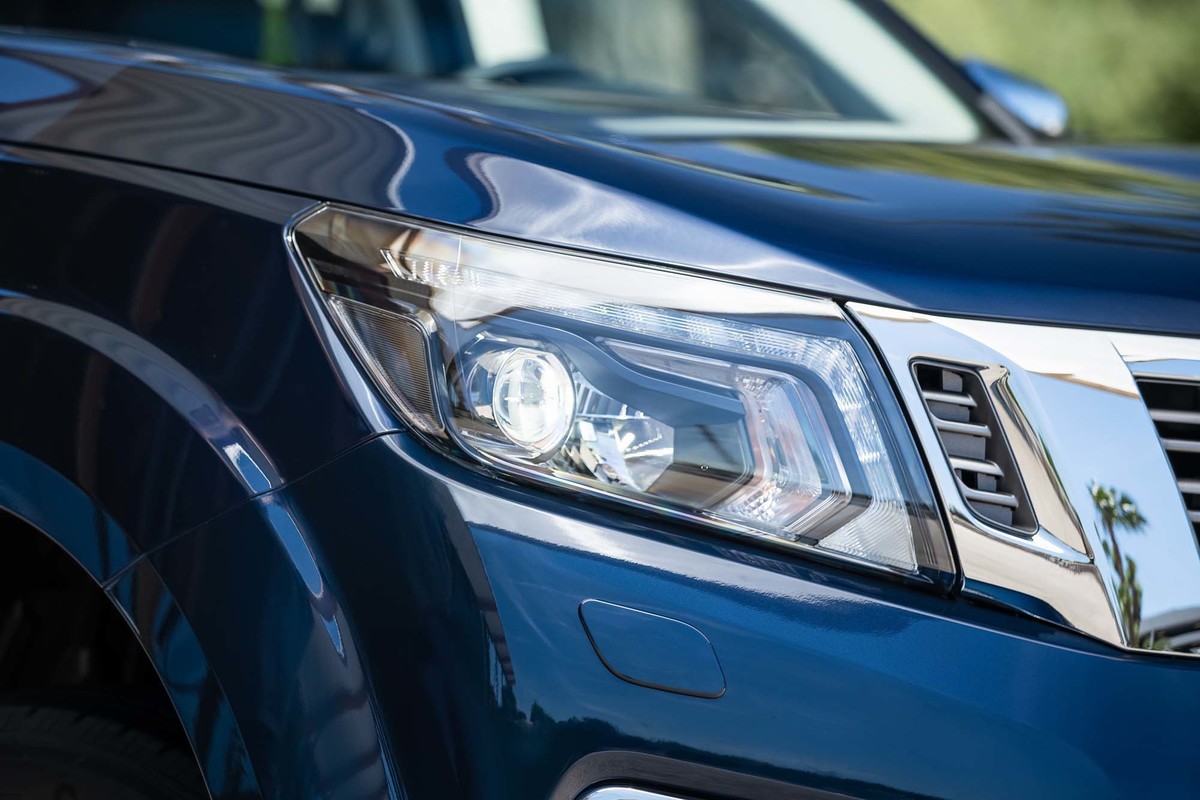 Nissan Navara Double Cab Front lights 3
